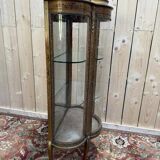Vitrine galbée de style Louis XVen bois peint et bronze
