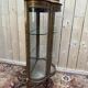 Vitrine galbée de style Louis XVen bois peint et bronze