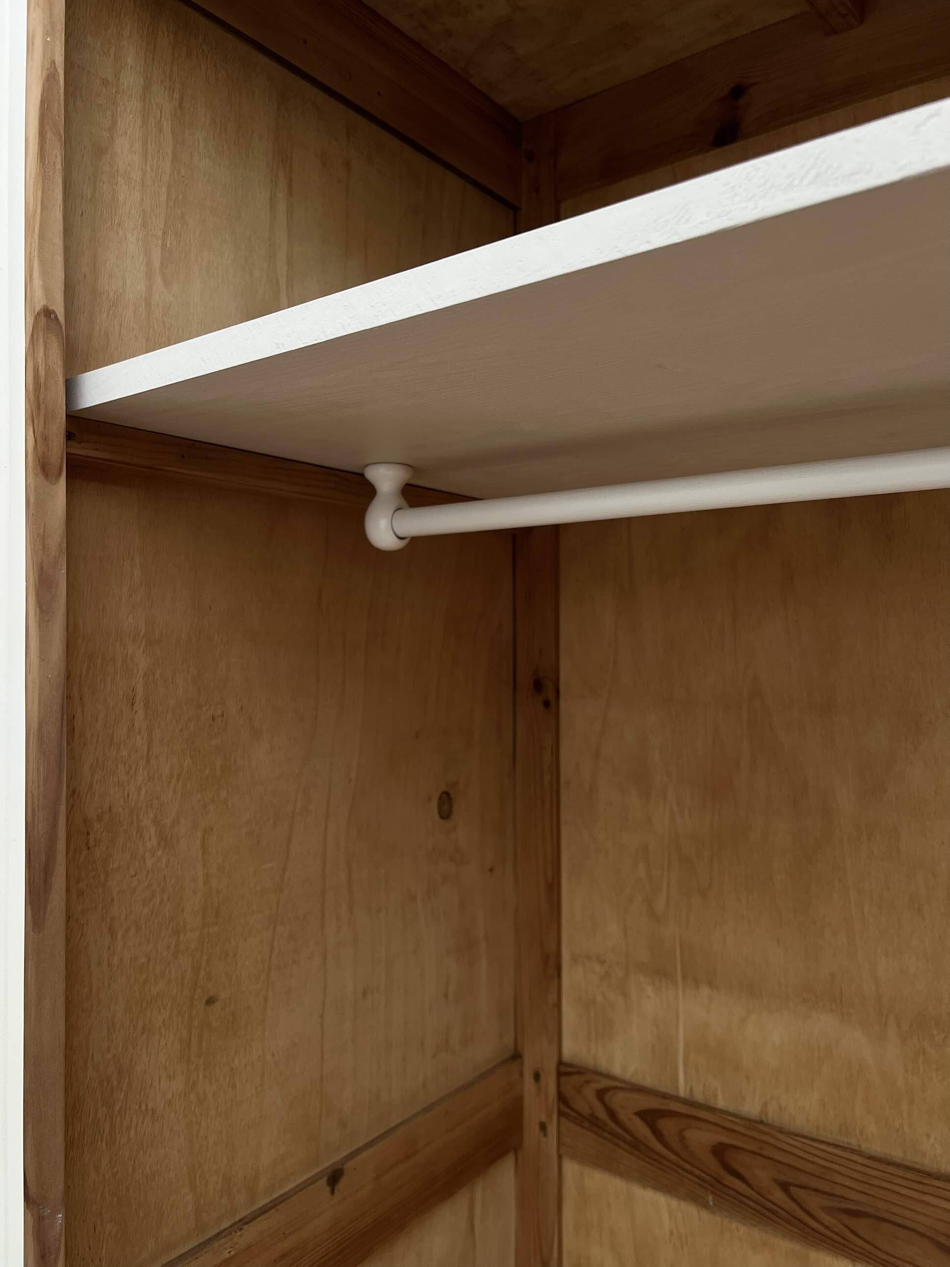 Armoire bonnetière parisienne