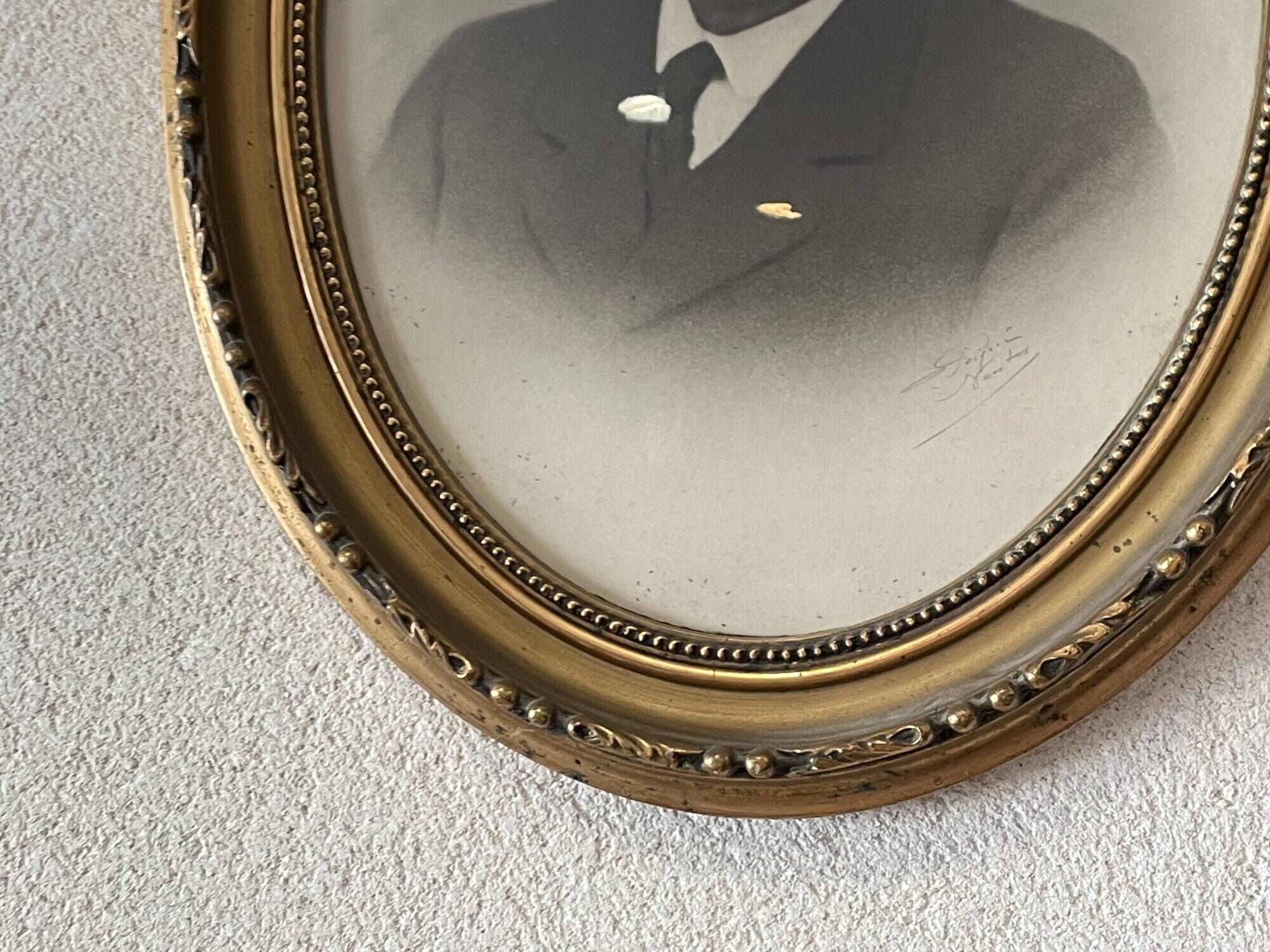 Oval medallion frame in wood and gilded stucco, Louis XVI style knot