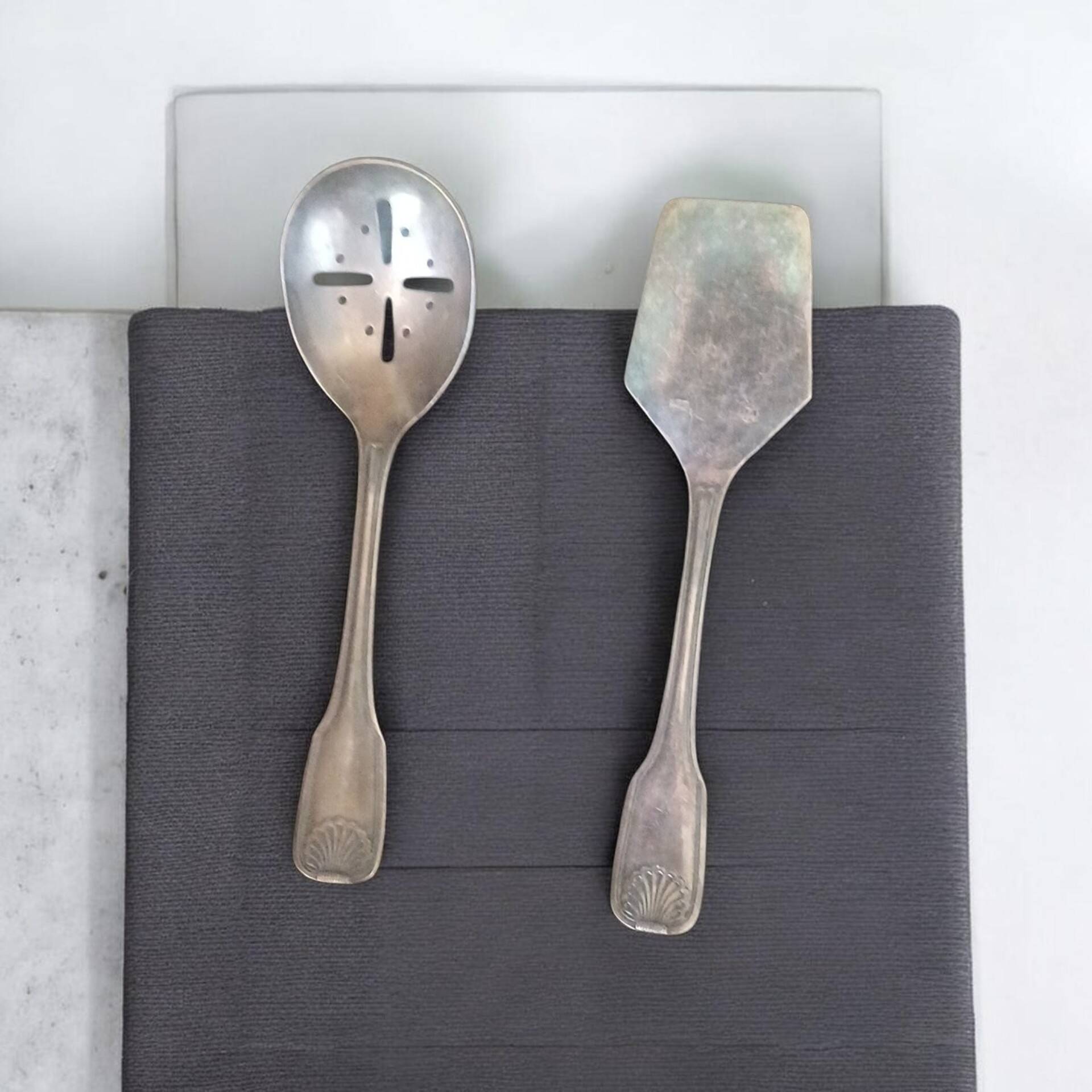 A pair of vintage silver-plated metal serving cutlery (shell).