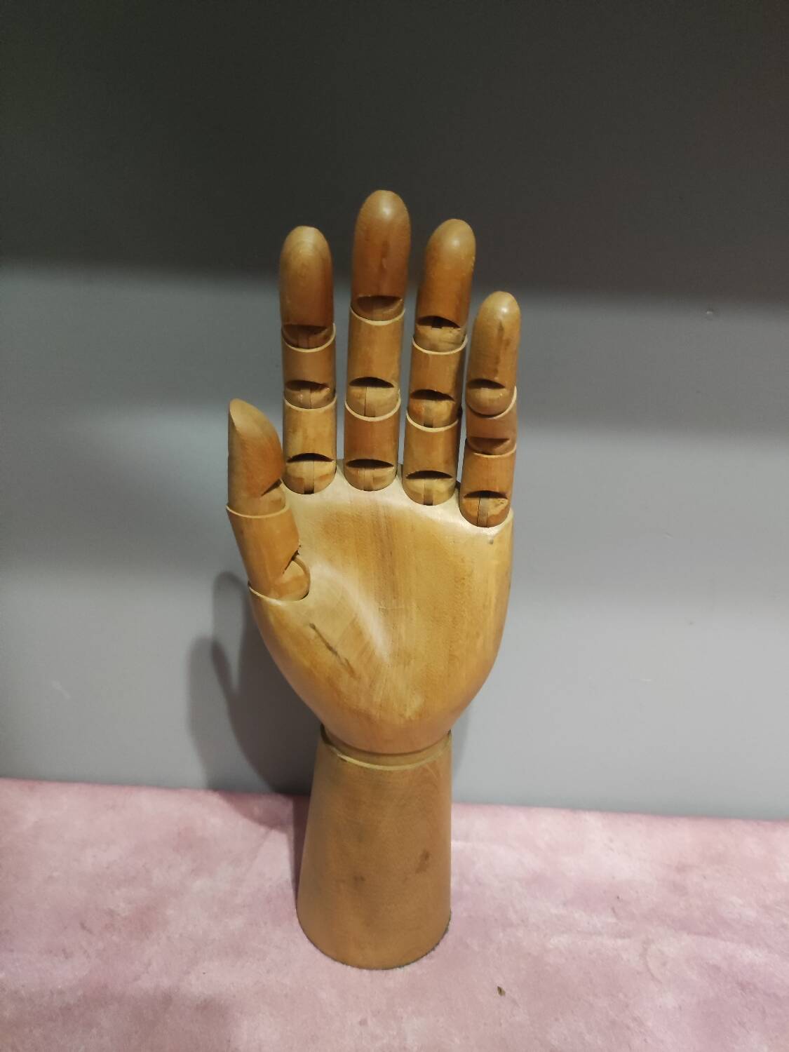 Articulated hand for wood drawing