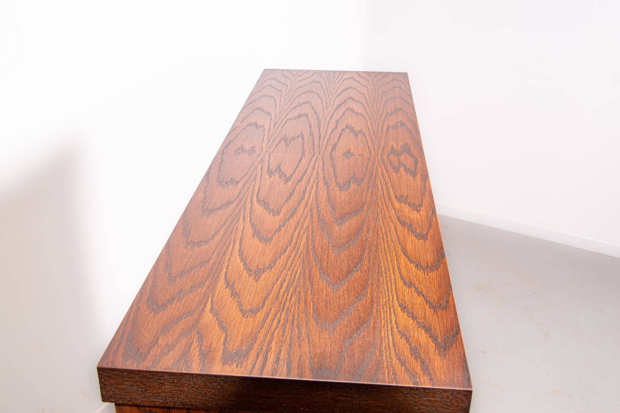 Meuble bar avec portes sculptées en chêne