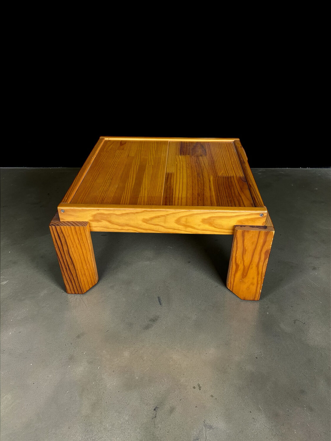 Pine coffee table from the 1980s.