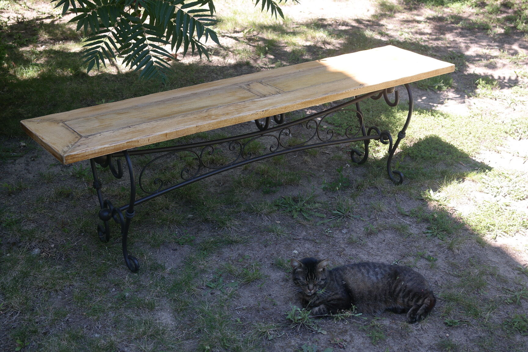 Pairs of benches in light wood and tubular metal
