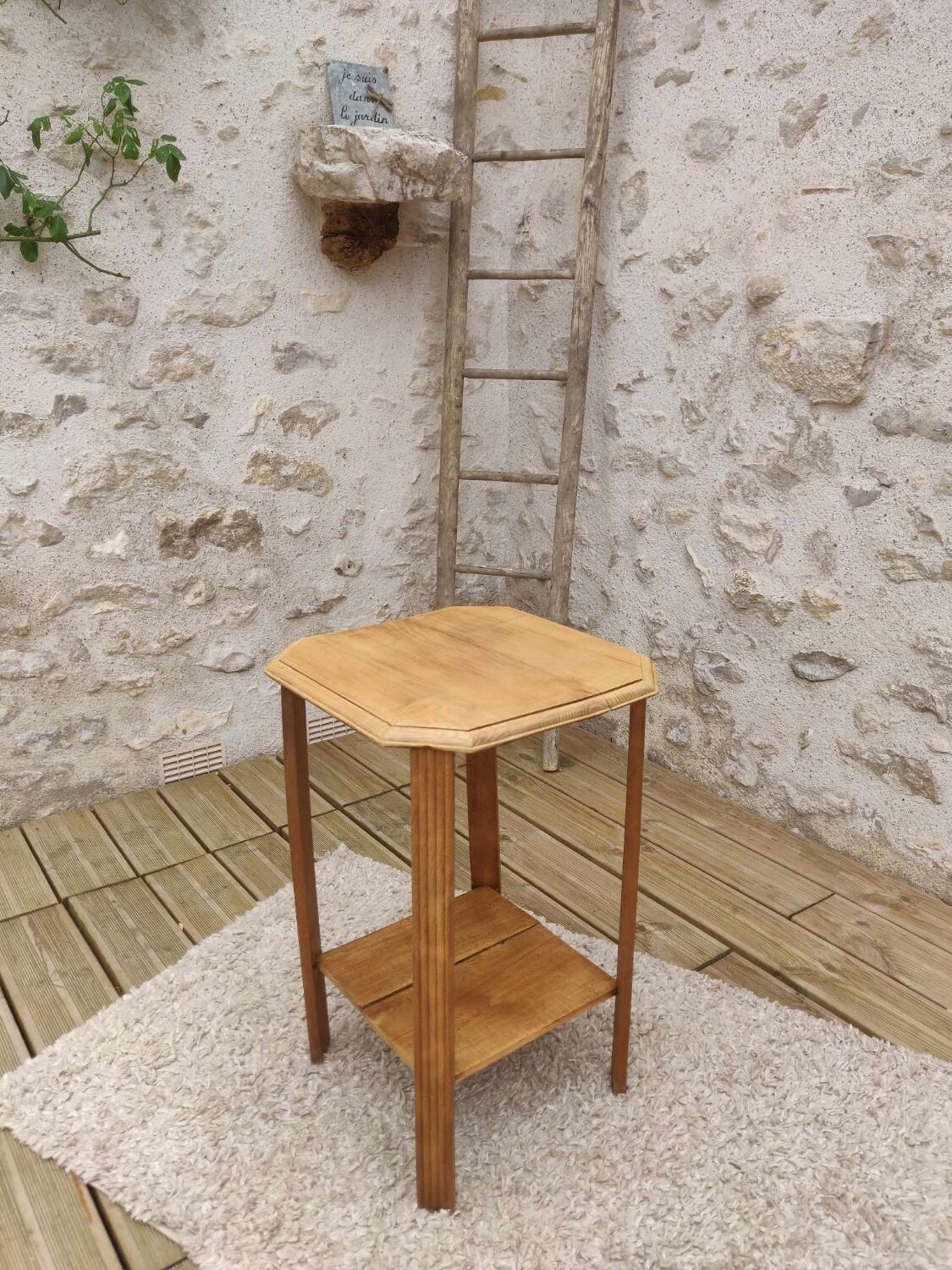 Pedestal table