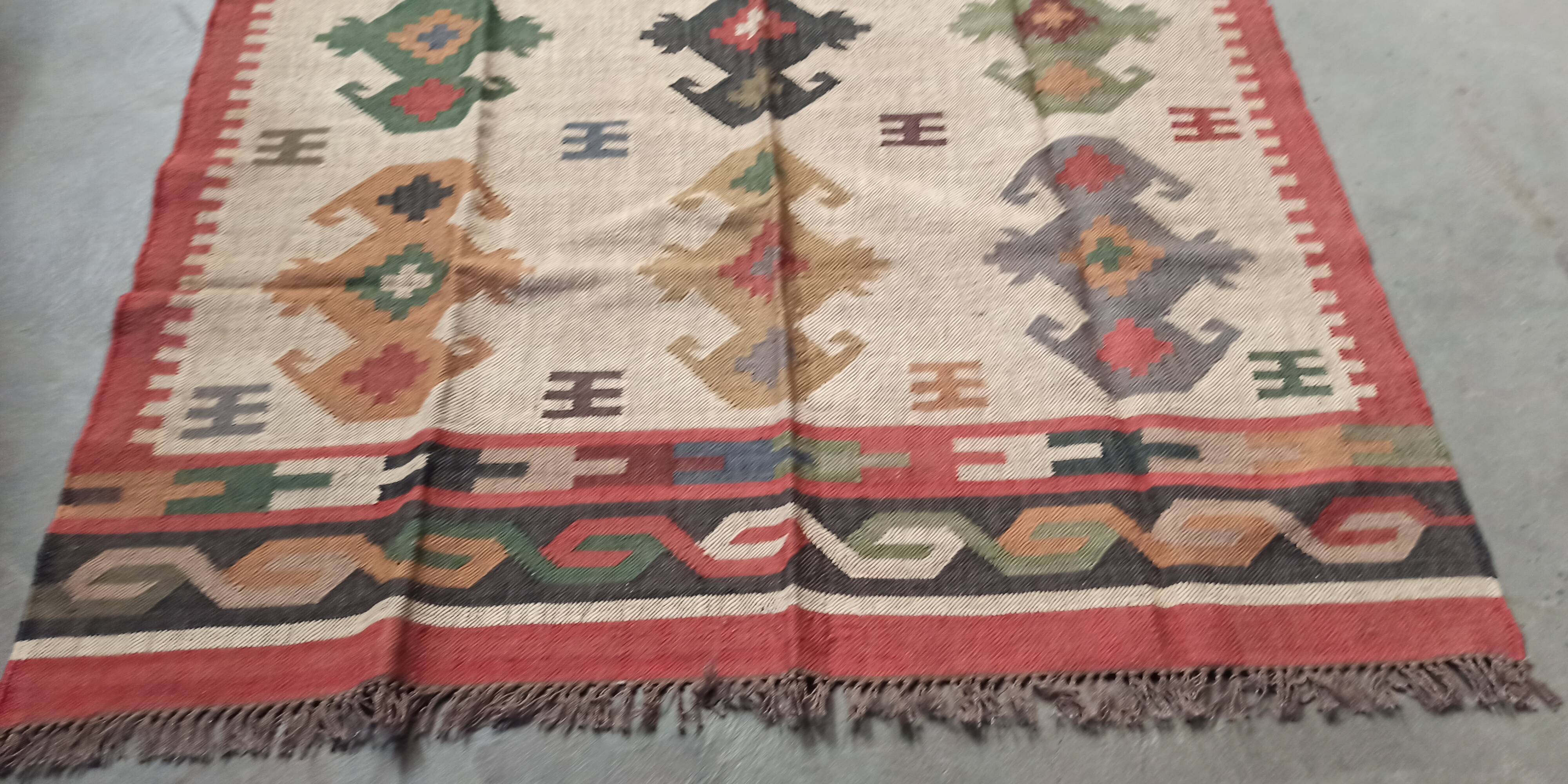 Tapis kilim en toile de jute et coton. 185cm x 285cm