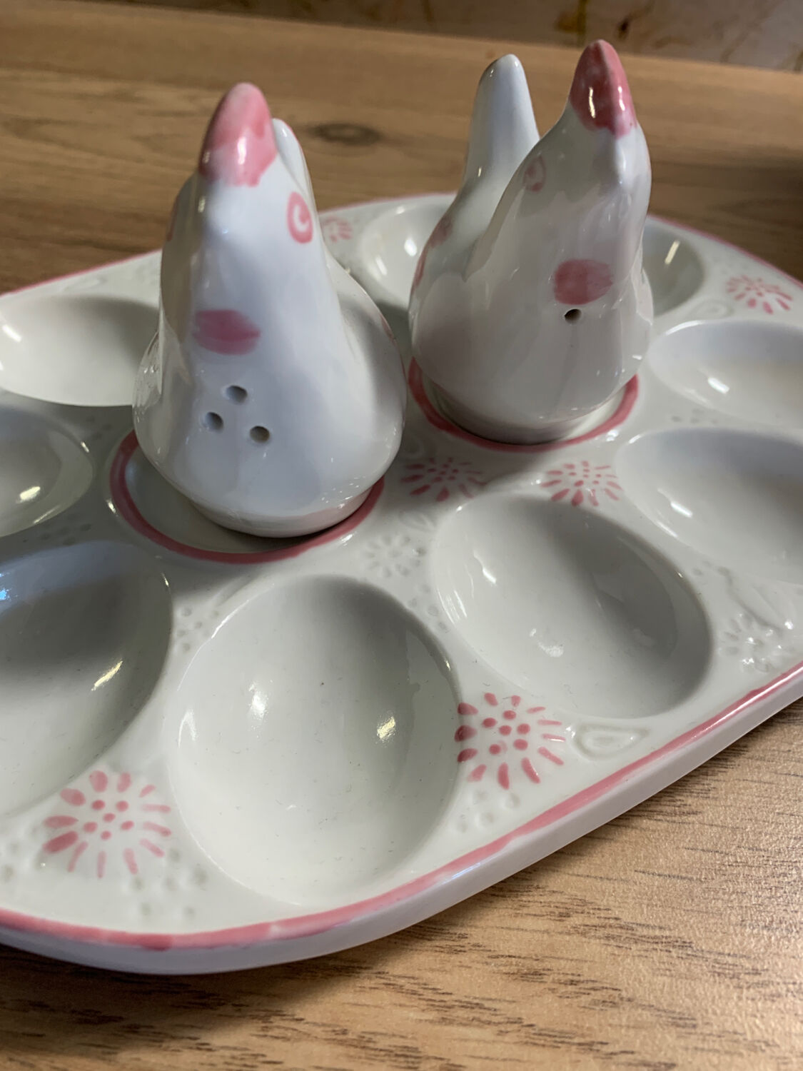 Egg dish or other, salt shaker and pepper shaker hens / 10 footprints