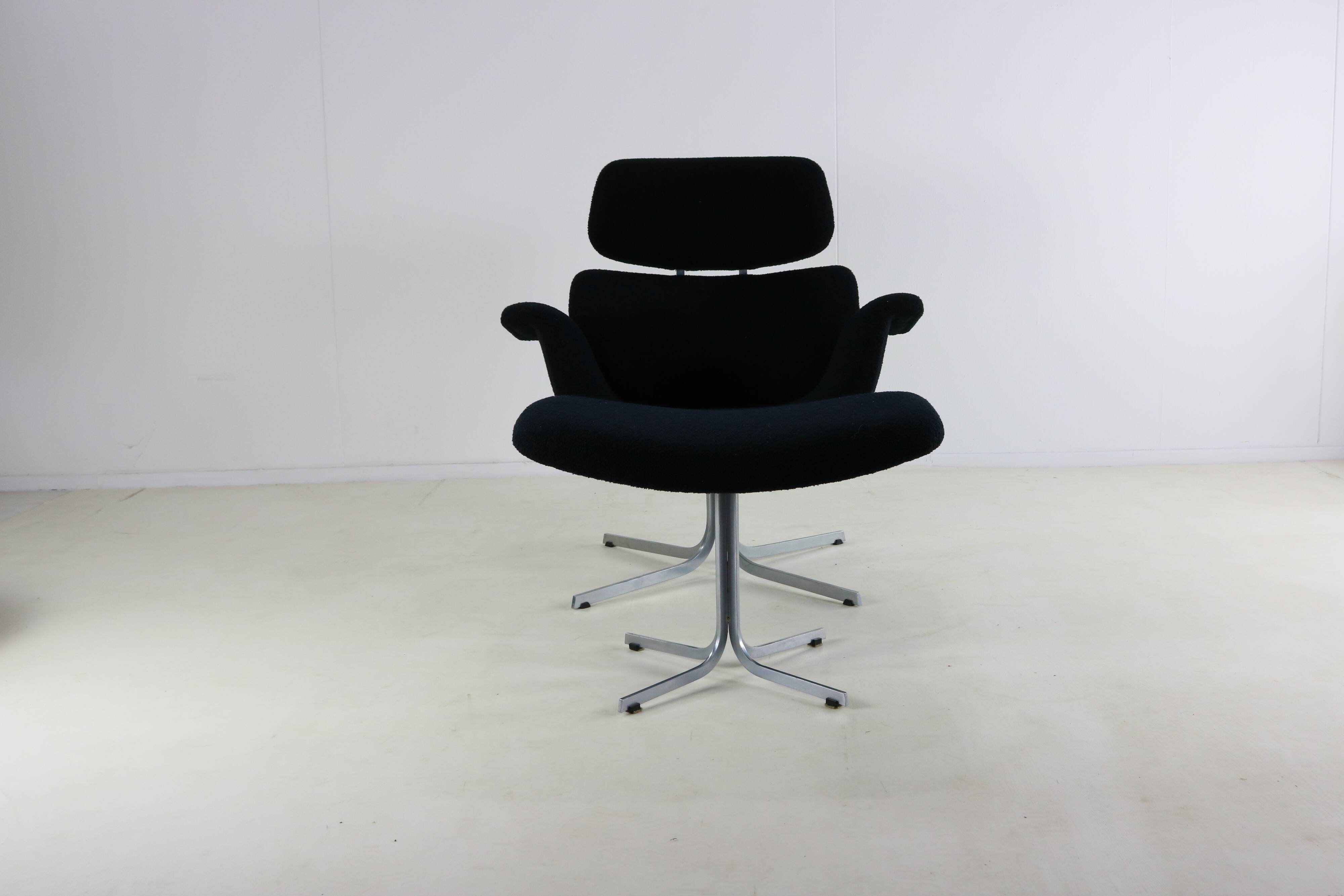 Artifort big tulip lounge chair with original ottoman