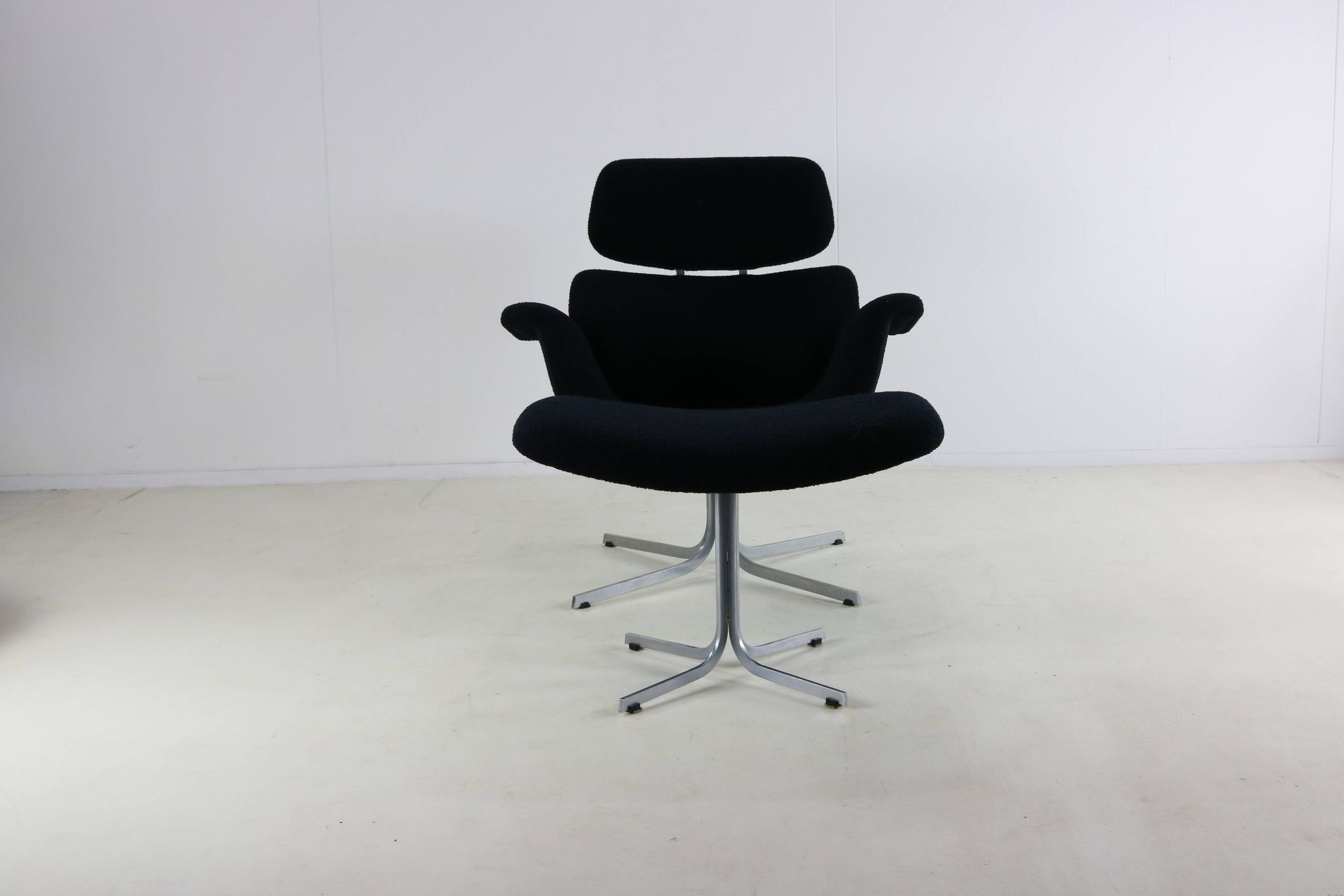 Artifort big tulip lounge chair with original ottoman