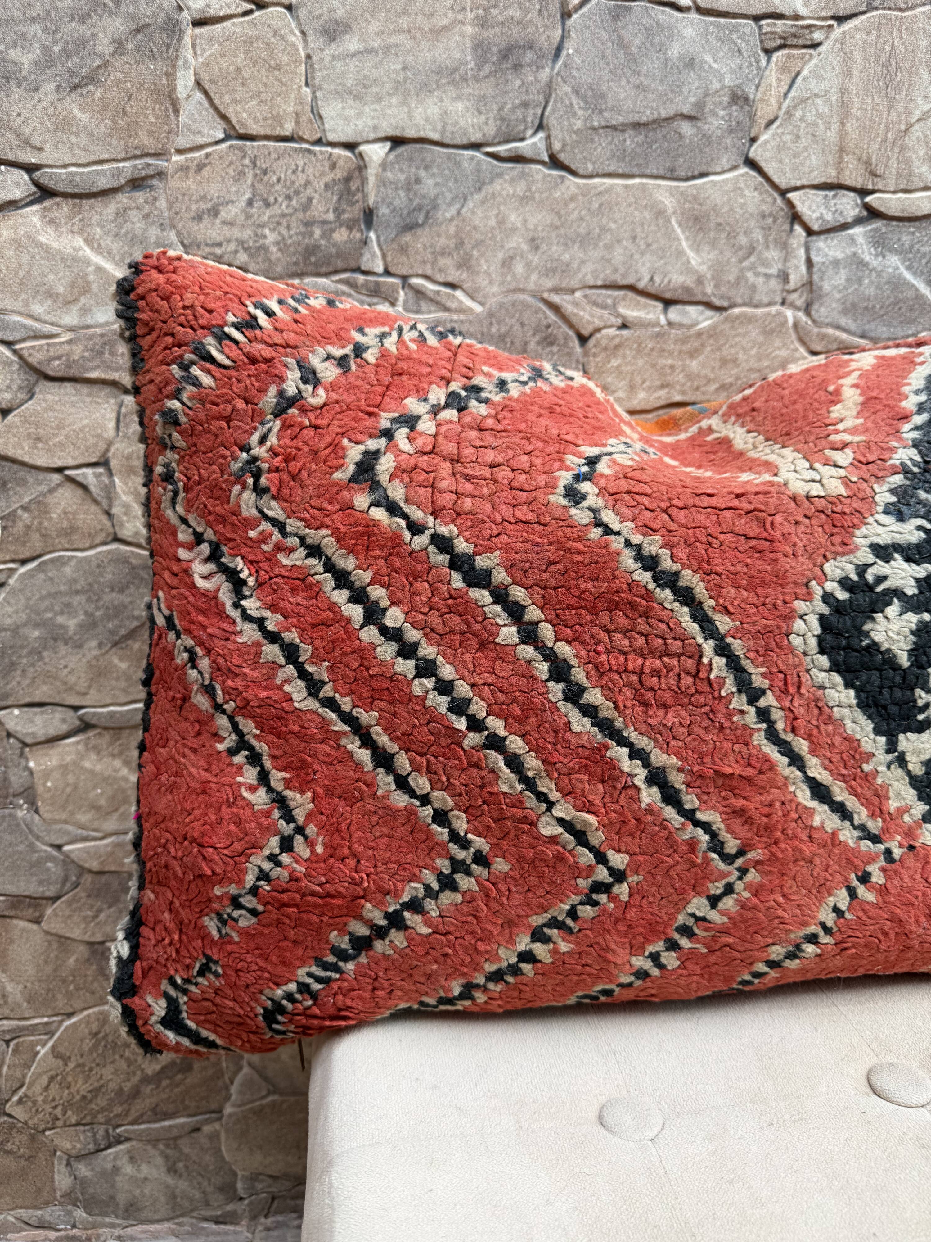 Vintage Berber wool cushion cover: Moroccan Kilim cushion