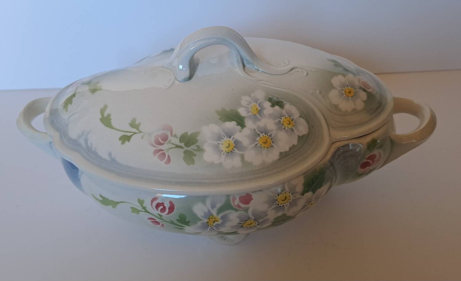Keller and Guérin Lunéville soup tureen, Pommier model.