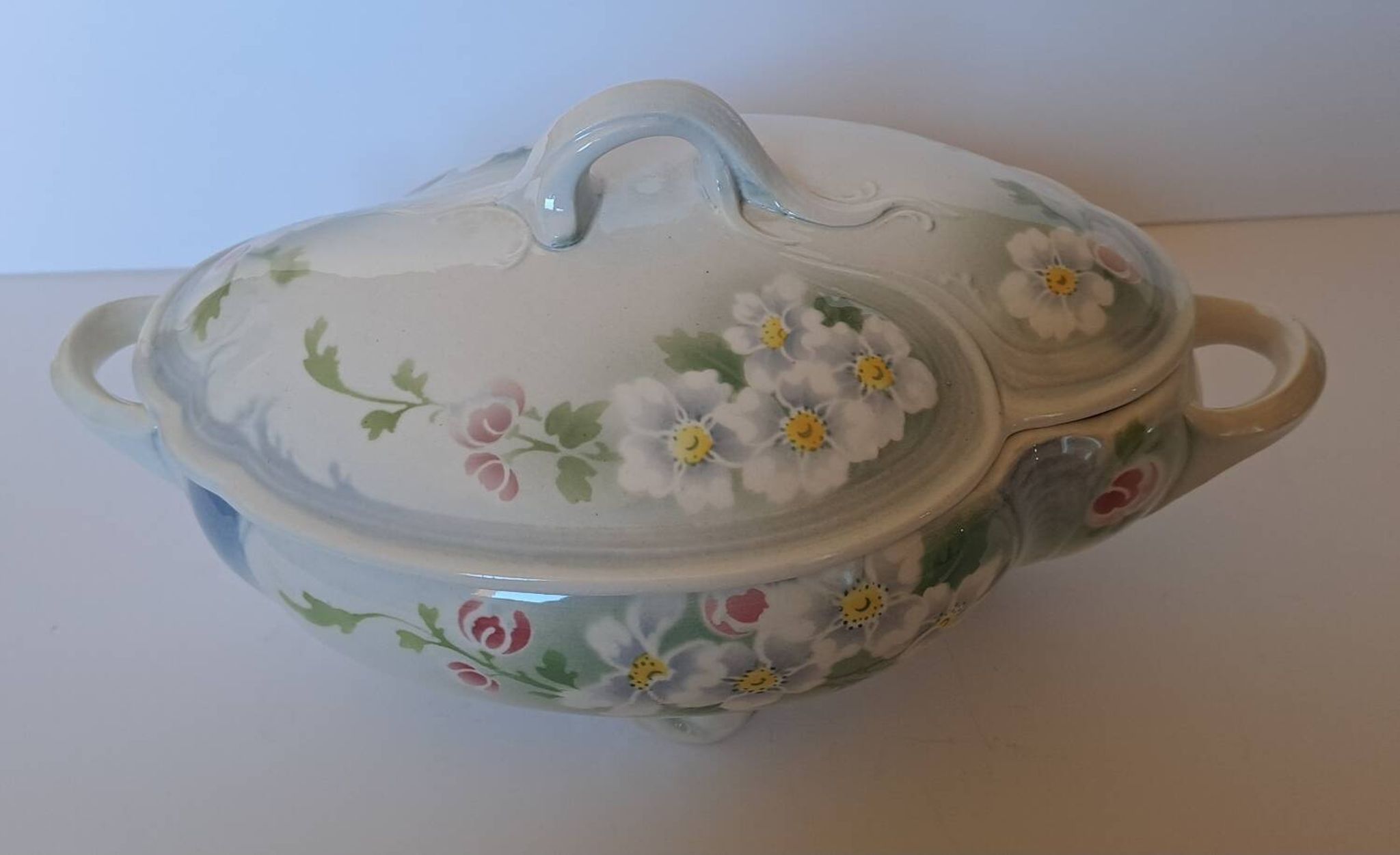 Keller and Guérin Lunéville soup tureen, Pommier model.