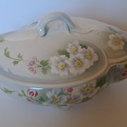 Keller and Guérin Lunéville soup tureen, Pommier model.