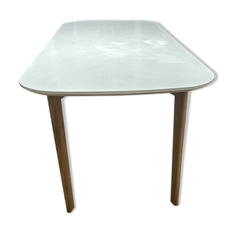 Table en bois blanc made
