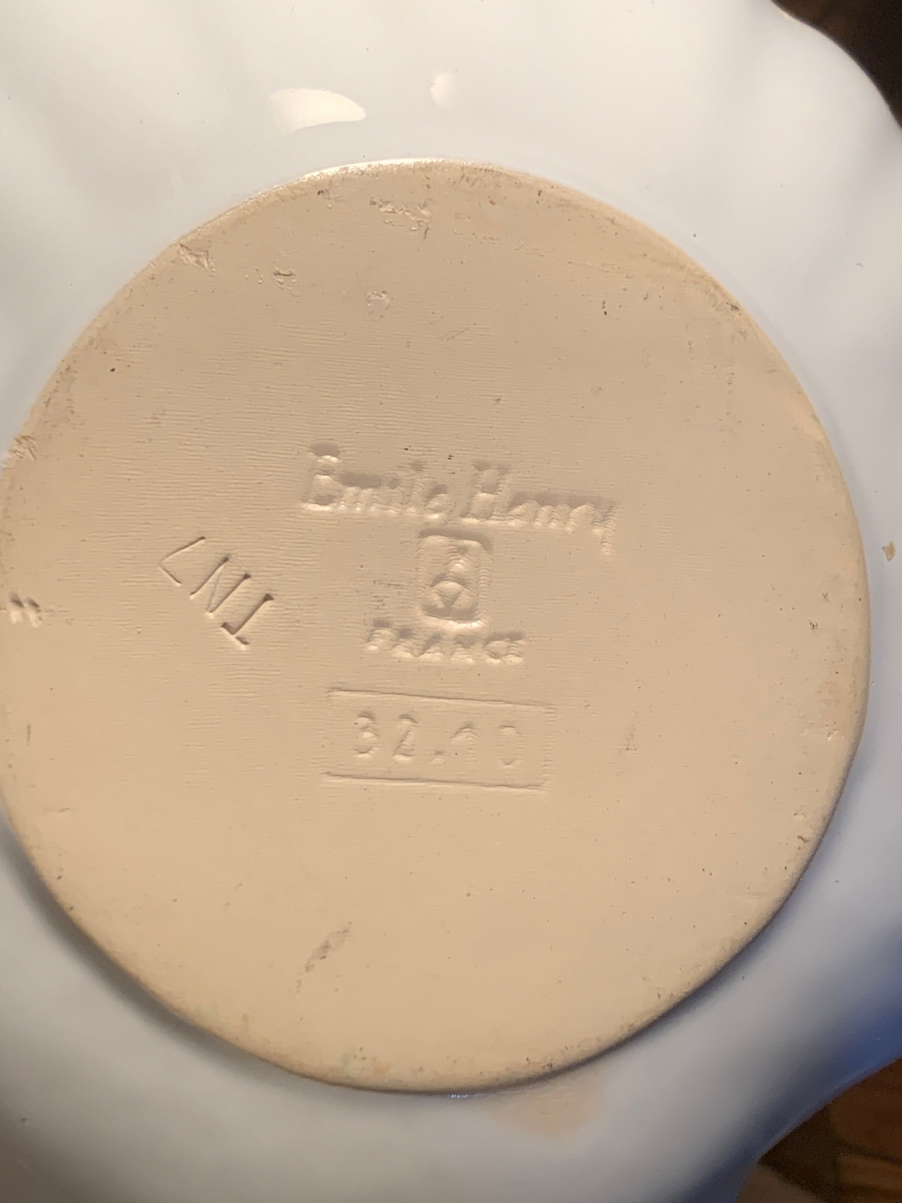 Shell-shaped ceramic dish