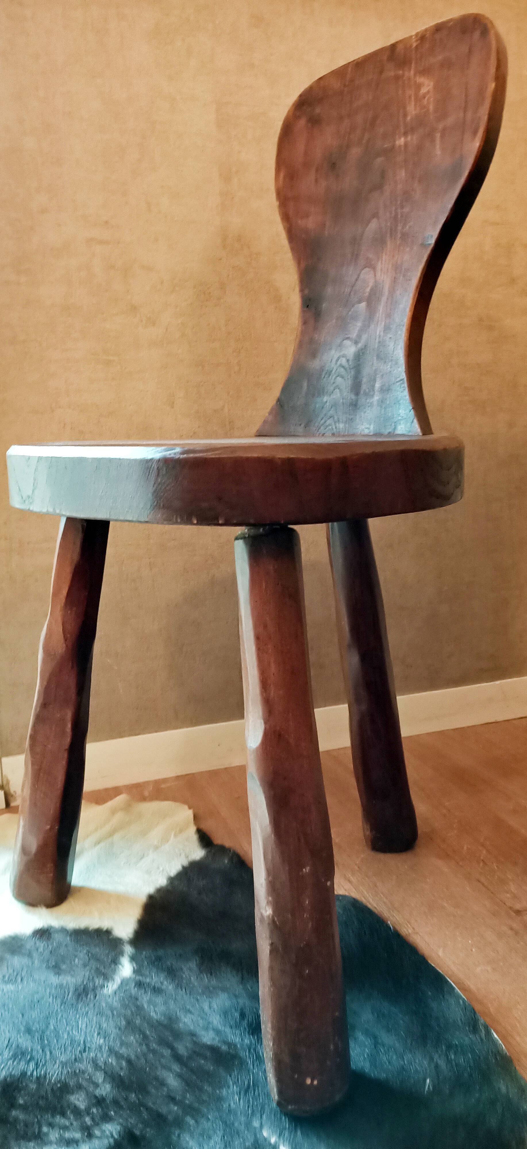 Chaise brutaliste tripode