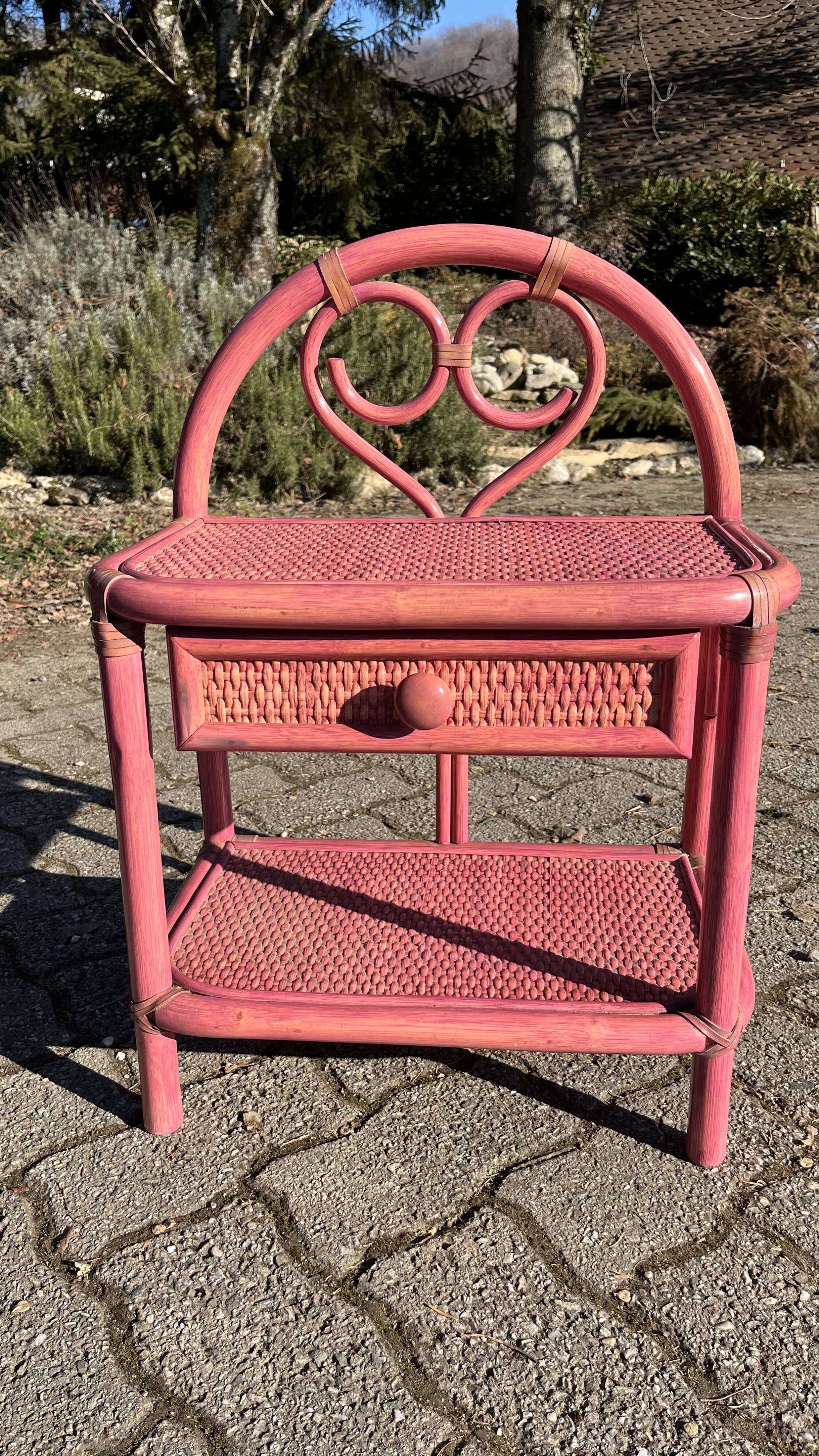 Chevet en rotin rose