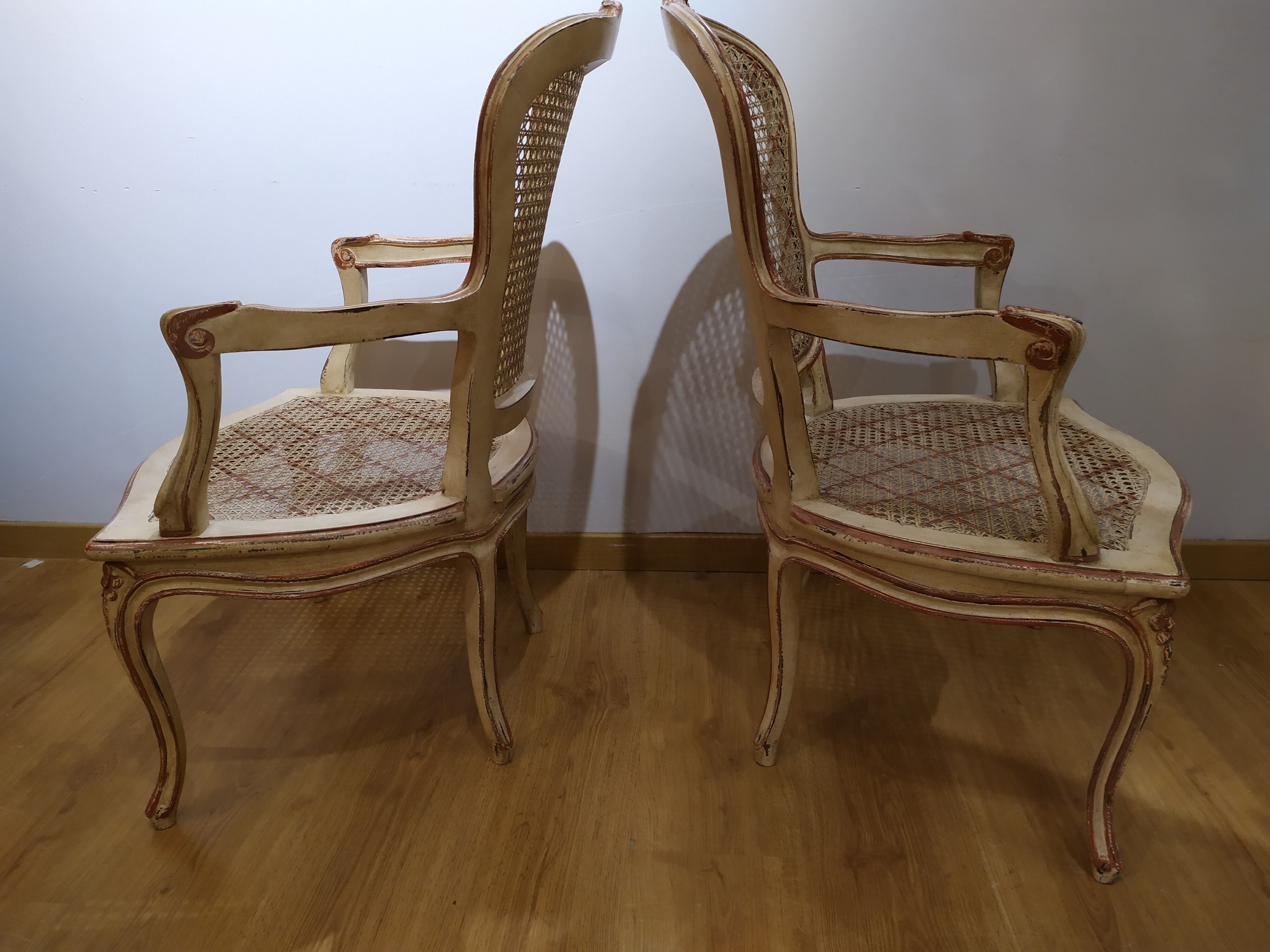 Paire de fauteuils cannés de style louis XV