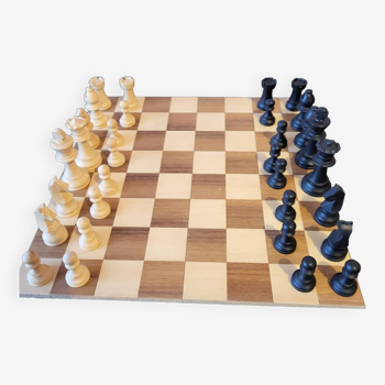 complete folding Regency wooden chess set with 20th century chessboard 26 cm x 26 cm