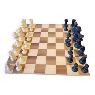 complete folding Regency wooden chess set with 20th century chessboard 26 cm x 26 cm