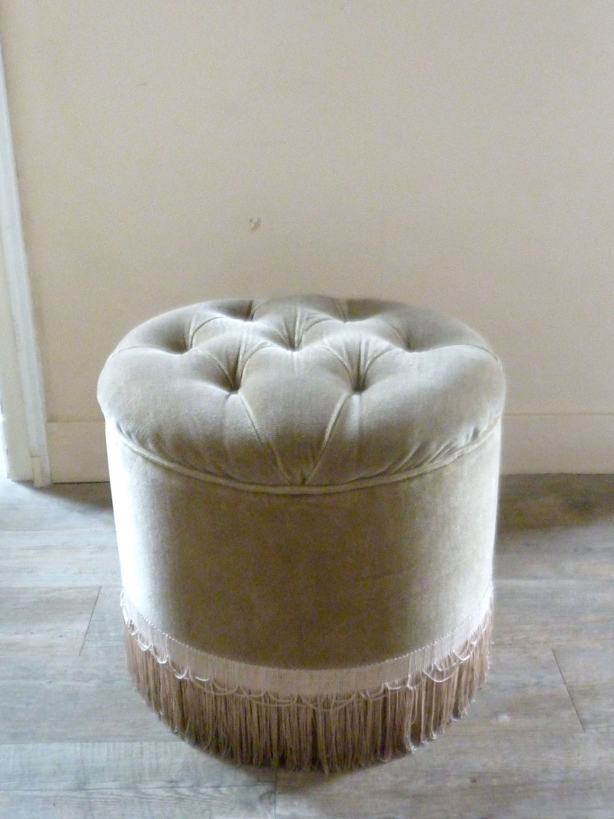 Ottoman in almond green padded velvet of the 1970s