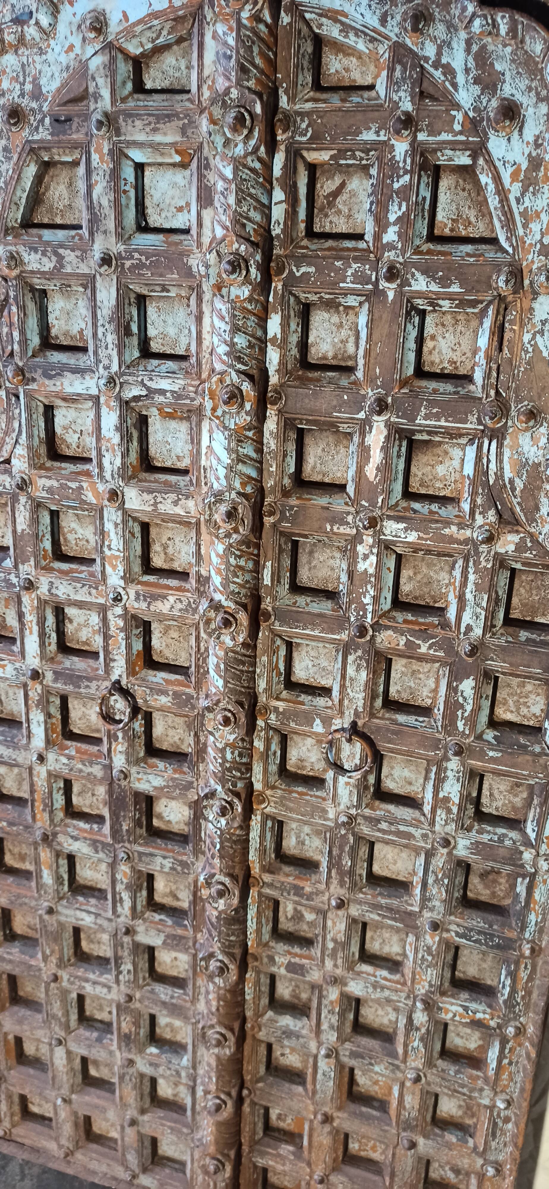Porte ancienne en bois avec croisillons