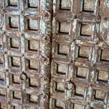 Porte ancienne en bois avec croisillons