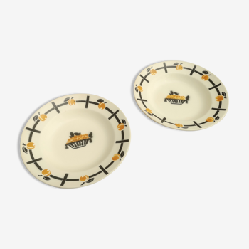 Lot de 2 assiettes à soupe en céramique décor panier abricots signées Badonviller