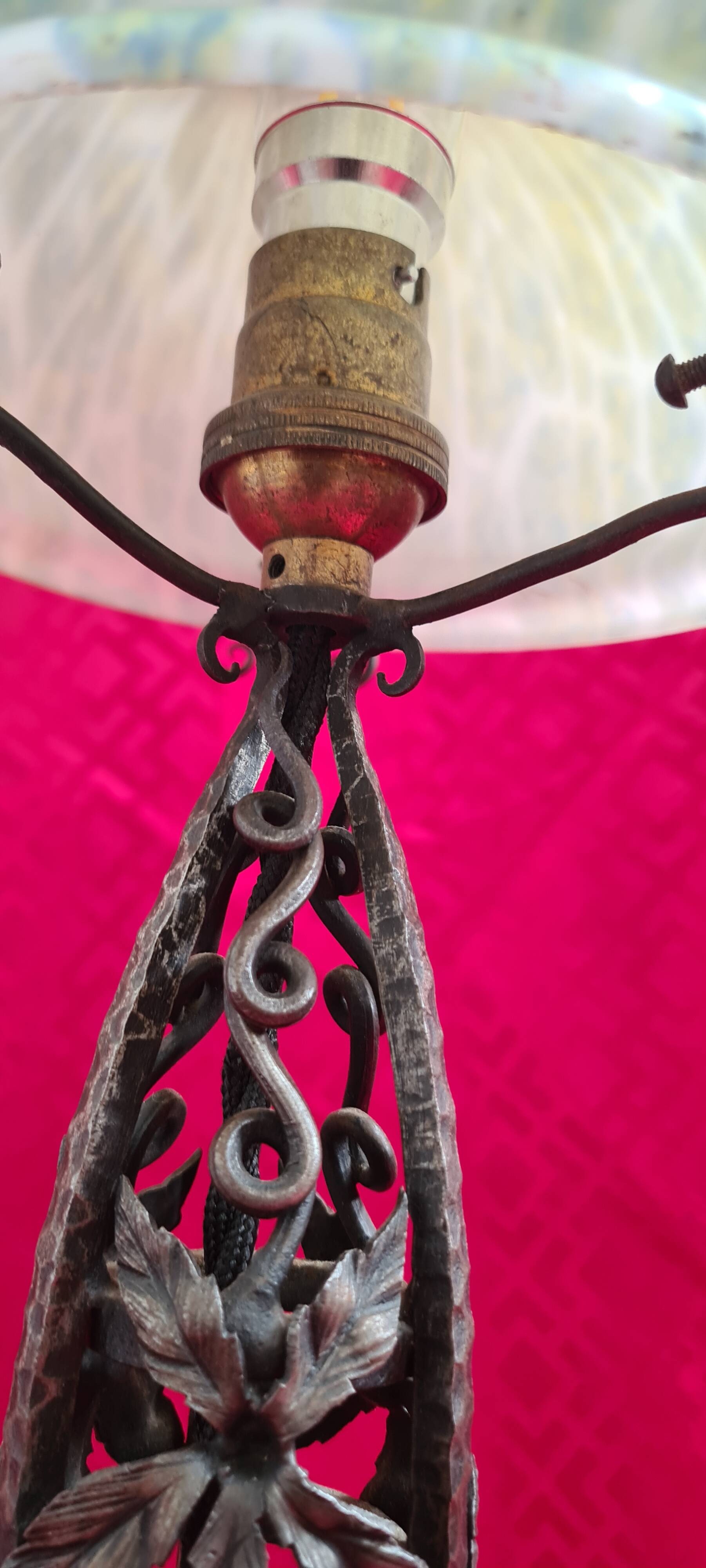 Wrought iron lamp in the Edgar Brandt style, Paul Kiss, 1910 to 25. Unsigned, damage, 37x16cm. Work