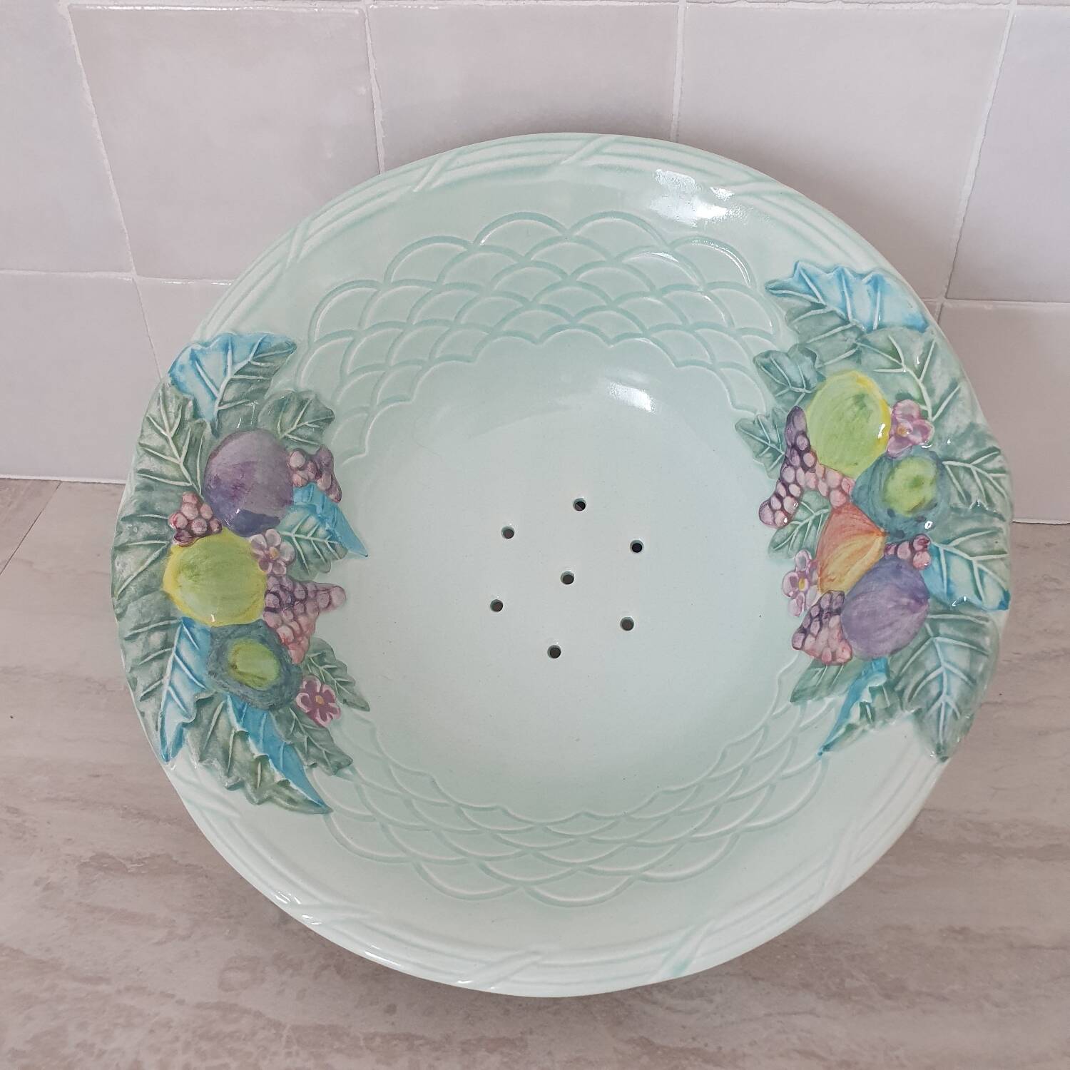 Fruit strainer / salad bowl in Barbotine