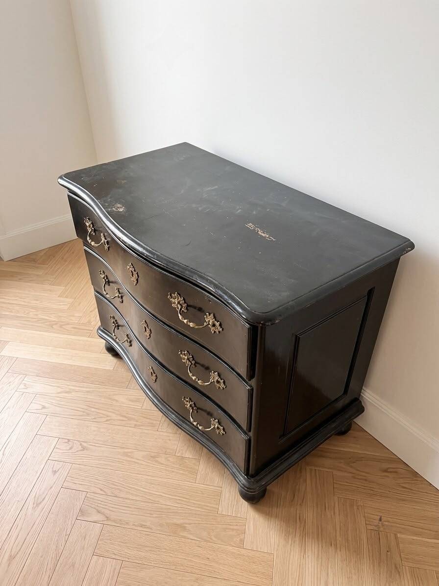 Commode galbée en bois noir laqué – Style Louis XV – 3 grands tiroirs
