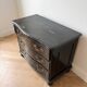 Commode galbée en bois noir laqué – Style Louis XV – 3 grands tiroirs