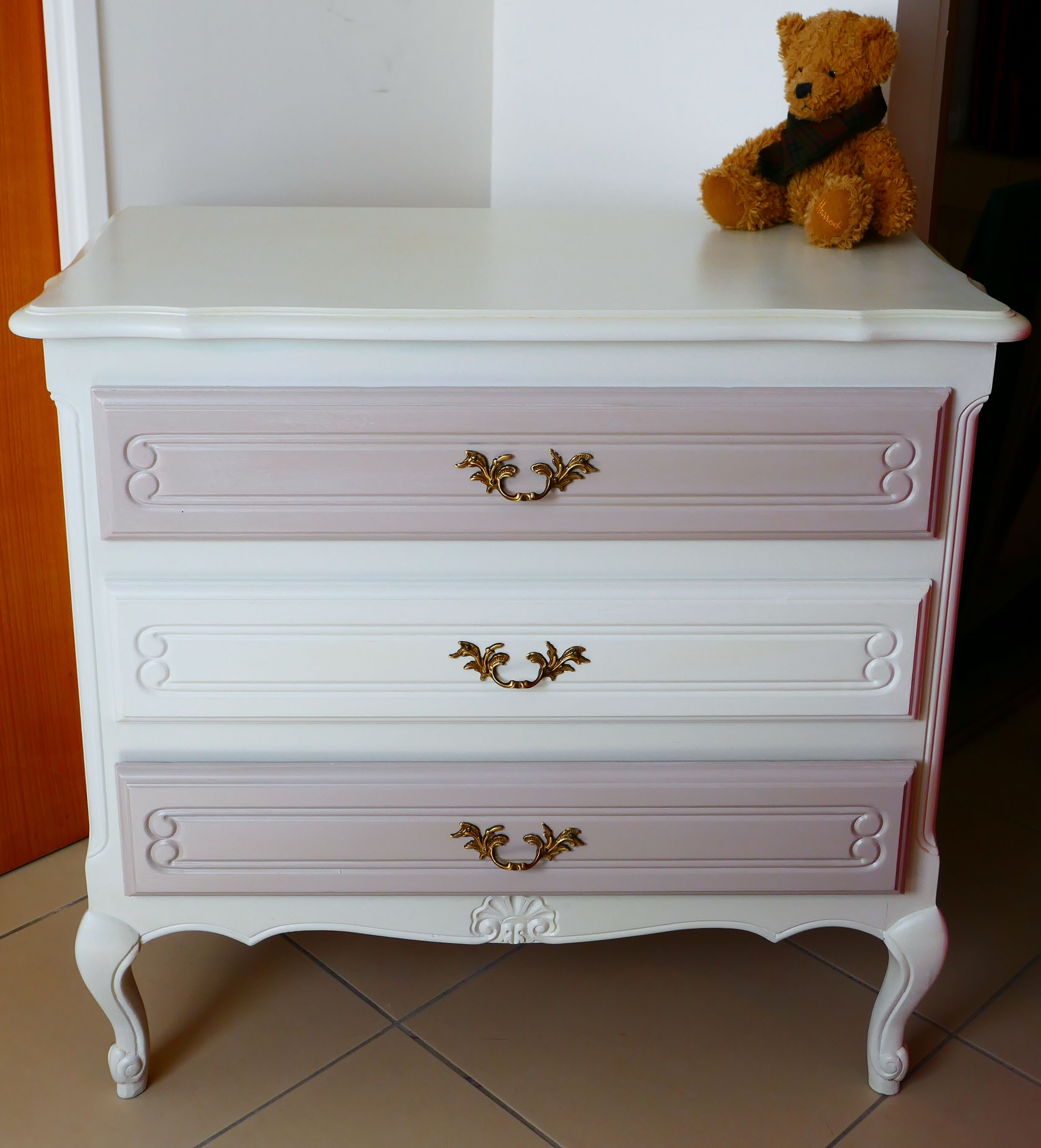 Dresser to the pastel colors and soft