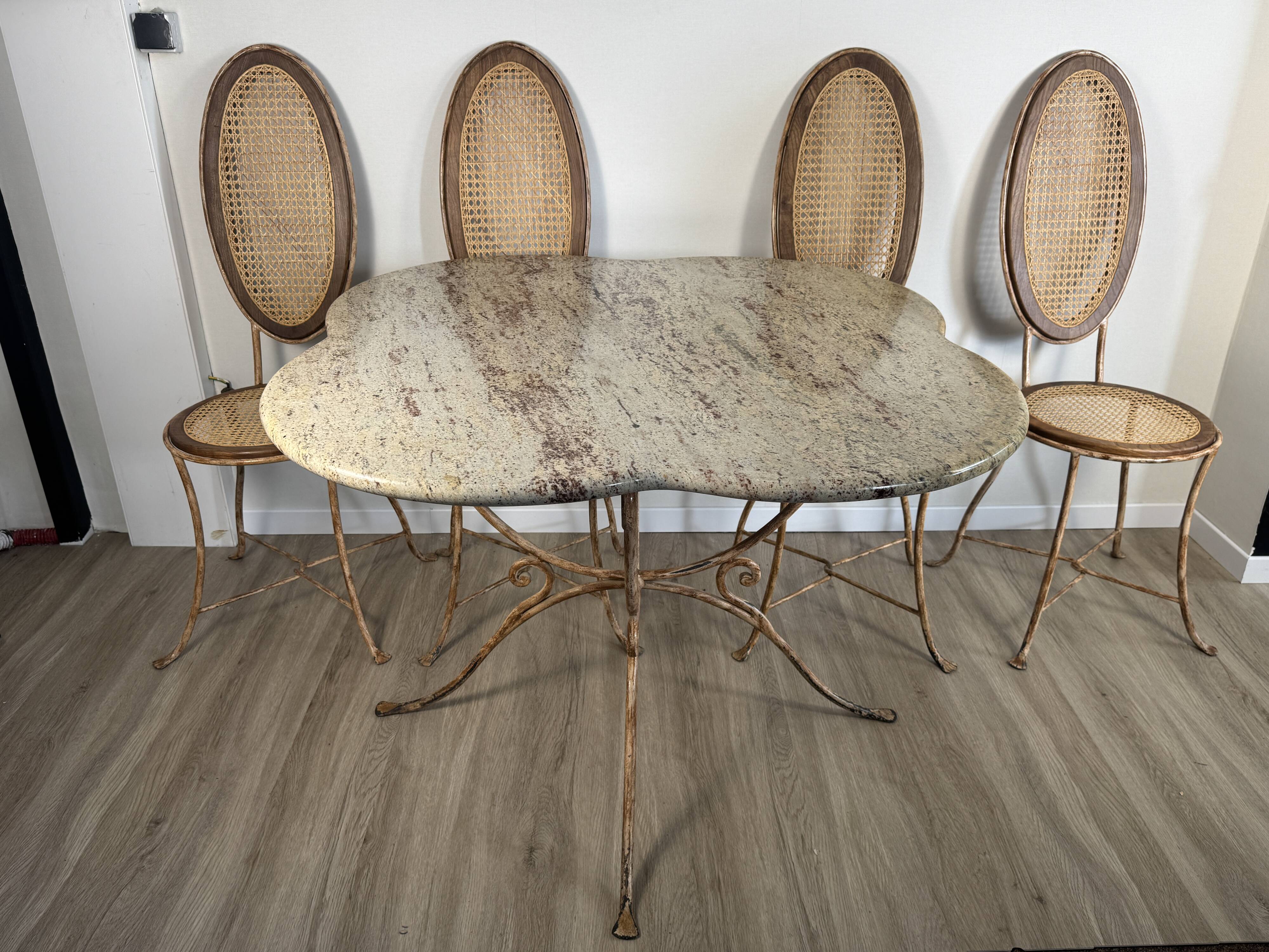Ensemble table + 4 chaises fer forgé patiné, plateau granit Kashmir, cannag