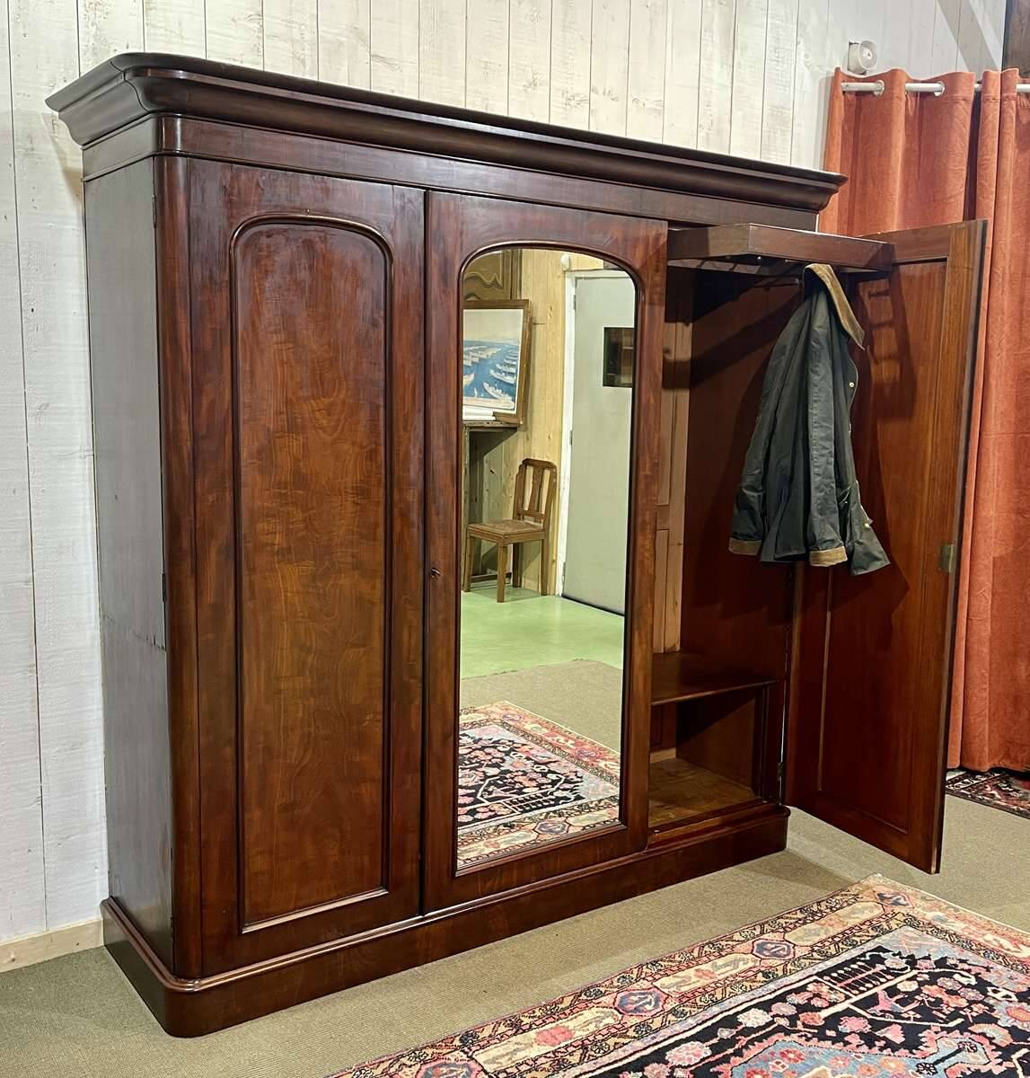 19th-century Victorian English bedroom wardrobe in mahogany.