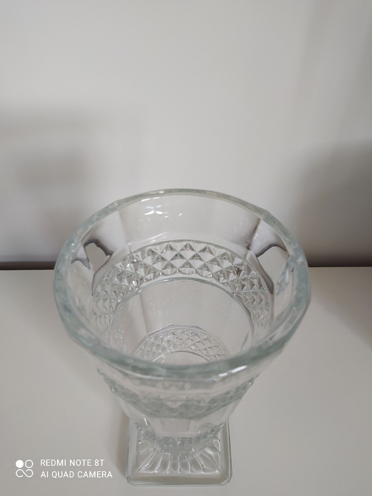 Vase en verre ciselé sur pied