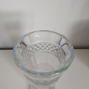 Vase en verre ciselé sur pied