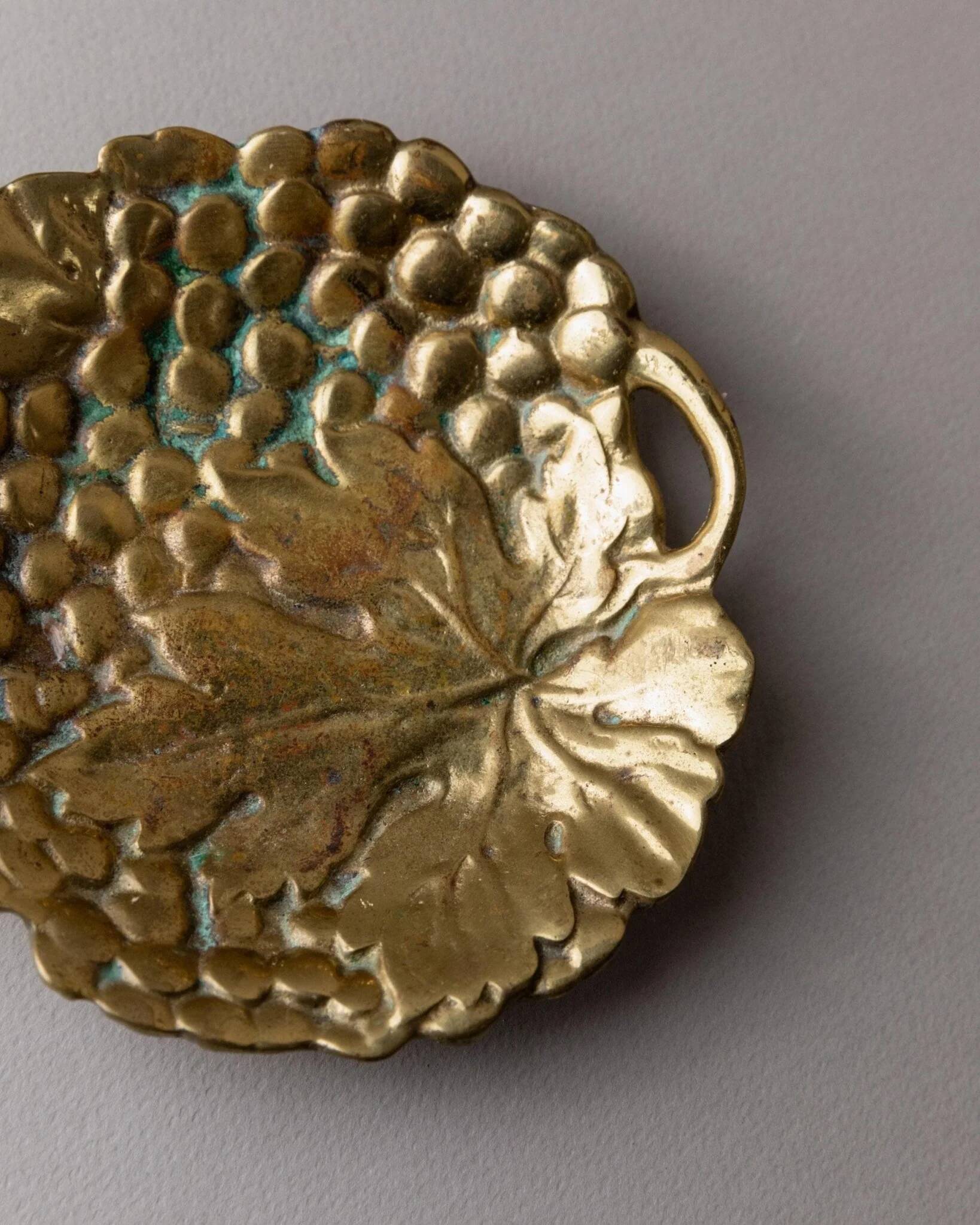 Vintage brass ashtray - cluster structure - Italy 1960s - metal art, timeless design - elegant table decoration, perfect gift idea