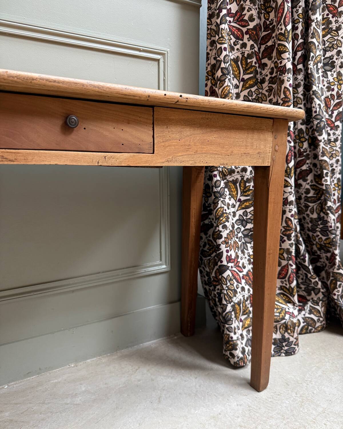 Solid wood children's desk (refurbished)