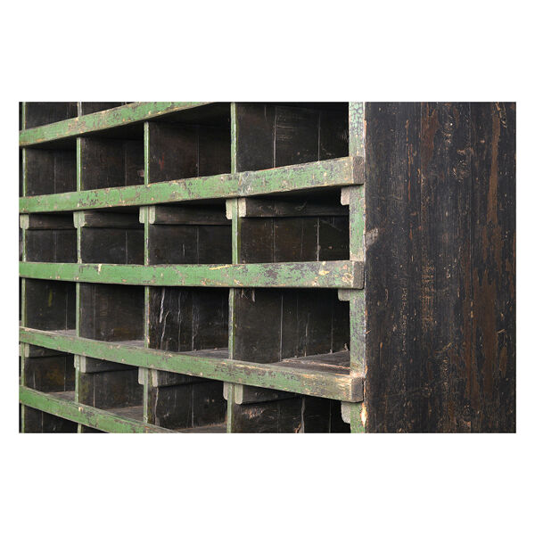 Meuble d’atelier en bois à 60 casiers