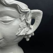 Grand cache-pot faïence blanche têtes de faunes vers 1900