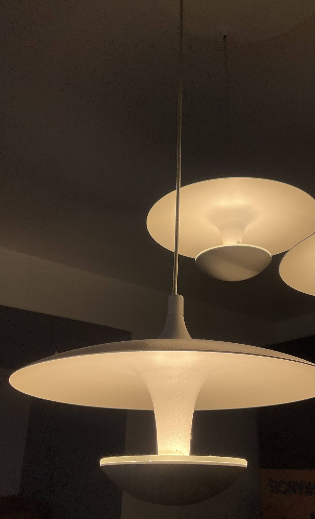 Suspension cascade design 3 white metal saucers