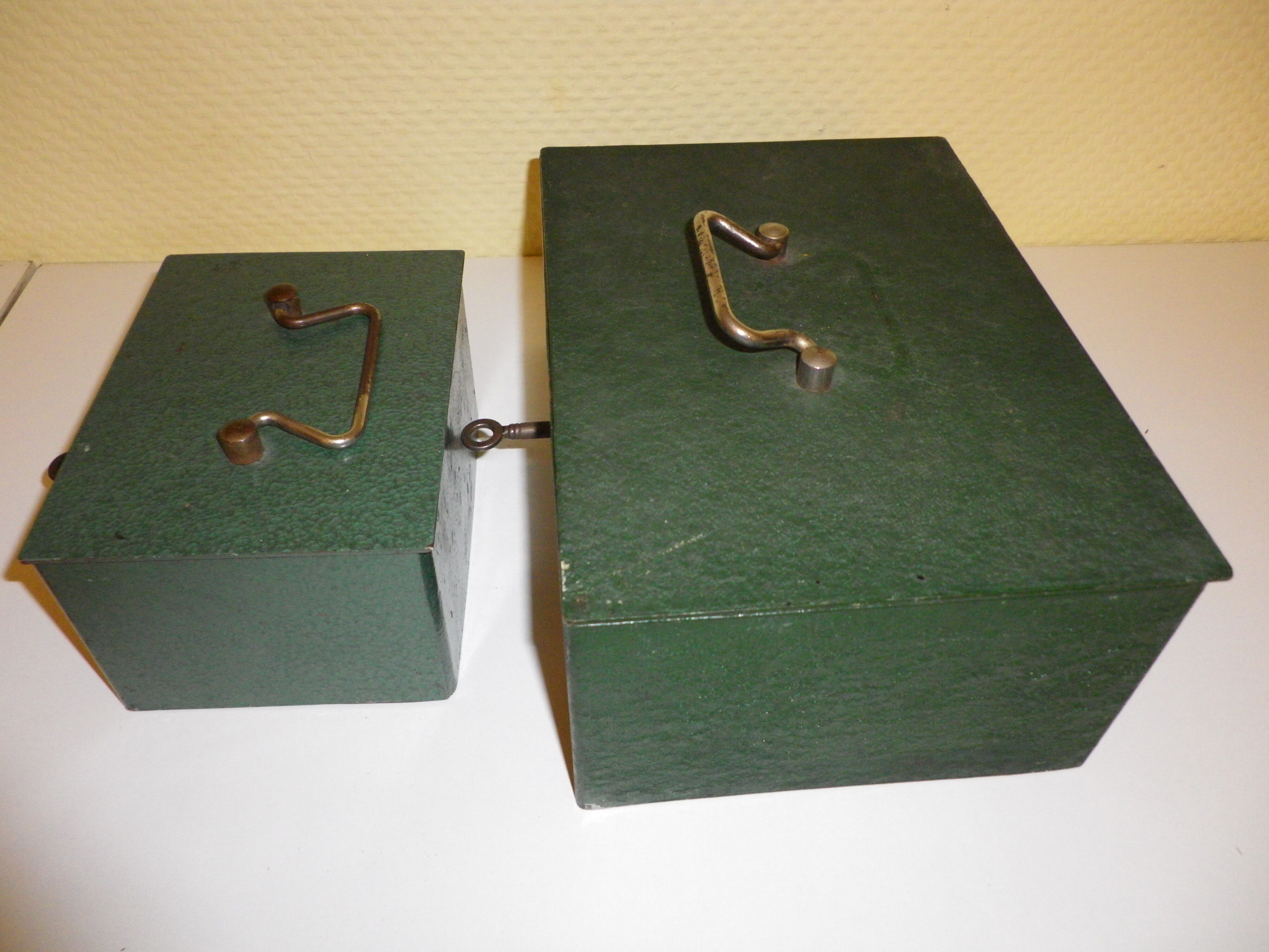 2 crates safes Beaumont - 1950s