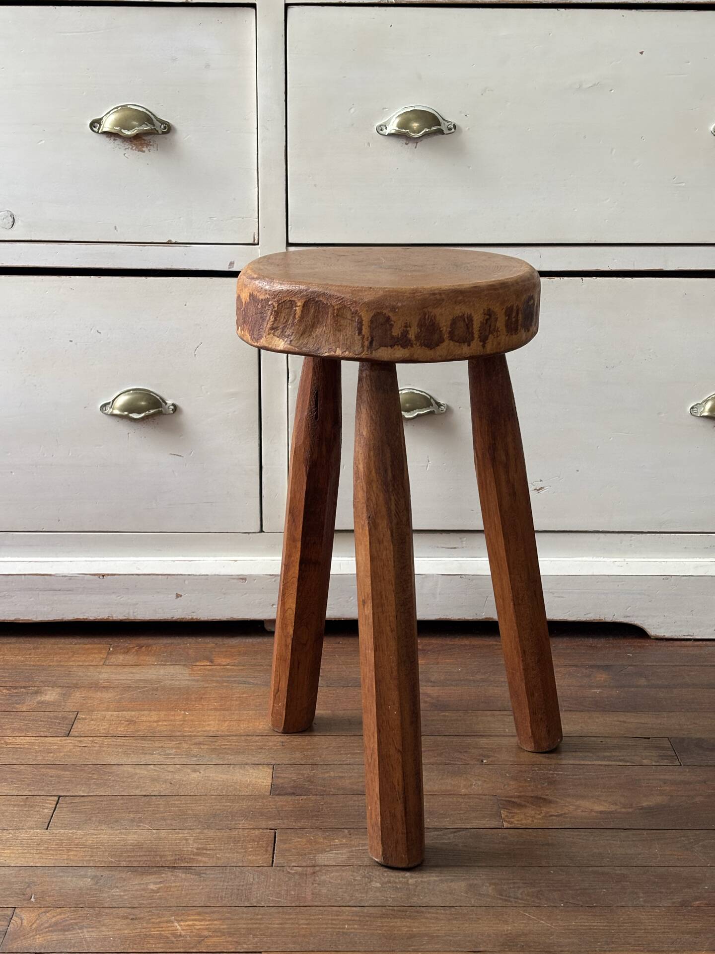 Tabouret tripode en bois massif