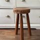 Tabouret tripode en bois massif