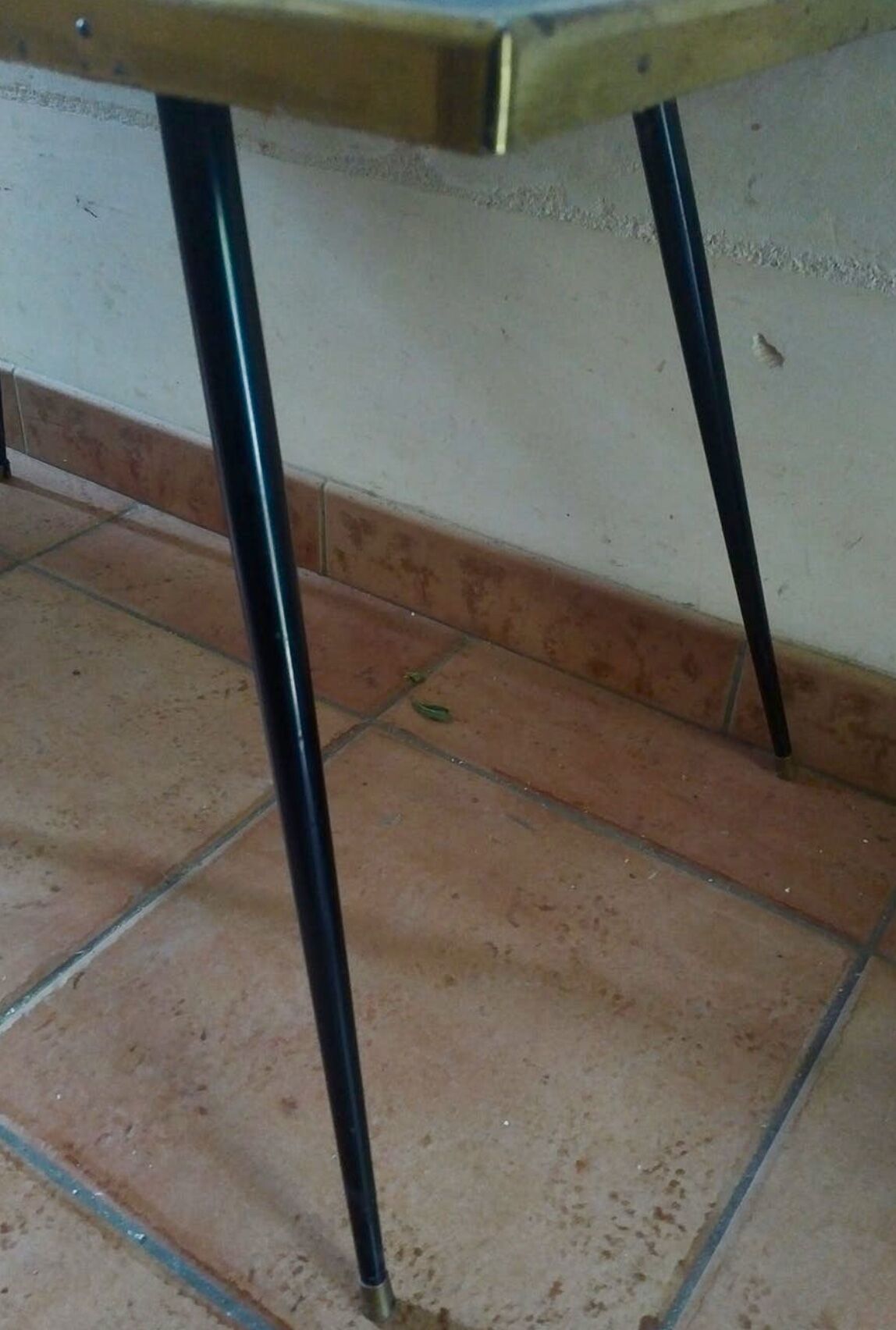 Table low feet compass