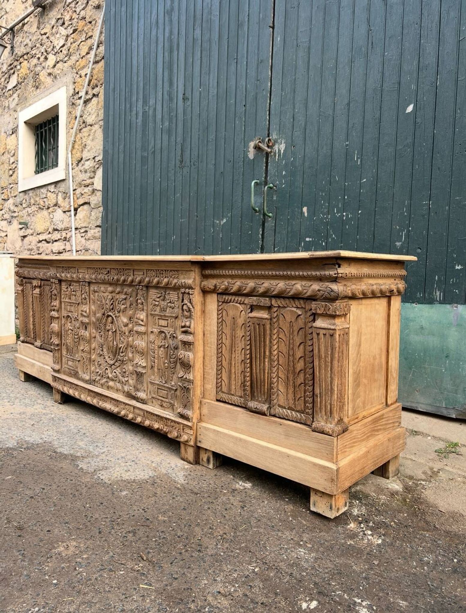 Grand Renaissance buffet in oak
