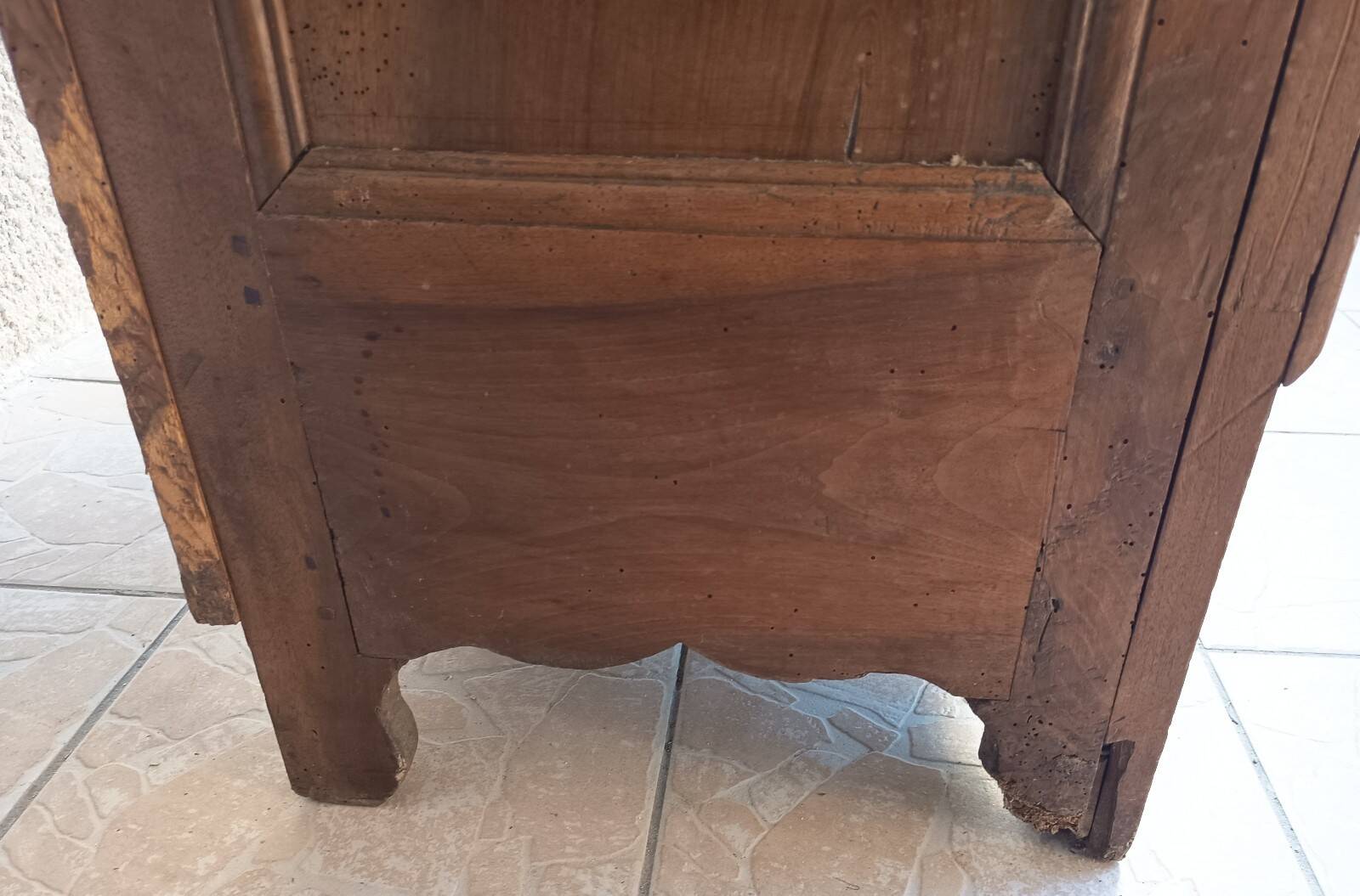 Louis XIV bonnetière in walnut, 18th century.