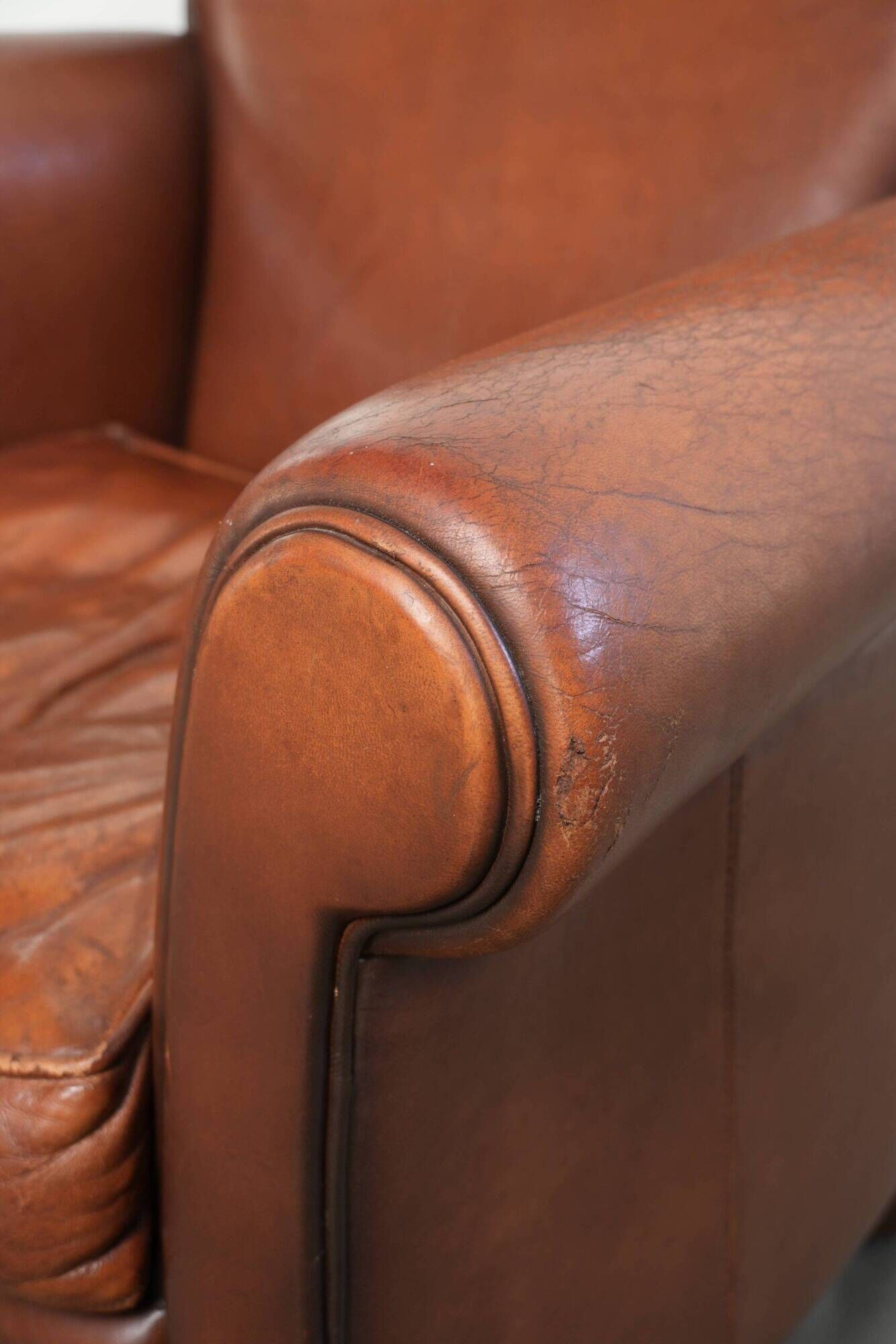 Set of 2 comfortable sheepskin armchairs with a timeless look